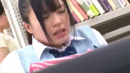 可愛らしい少女が乱暴者に犯され、抵抗しながらもえっち的行為の痛みを感じてしまいます。