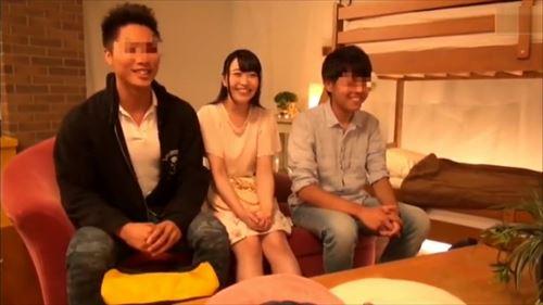 大学生カップルと男友達が泊まり、誘惑されて性行為に及ぶ。