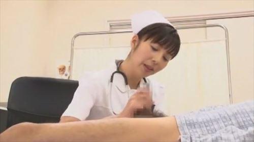 欲求不満の看護師が病人の陰部に舌を這わせている
