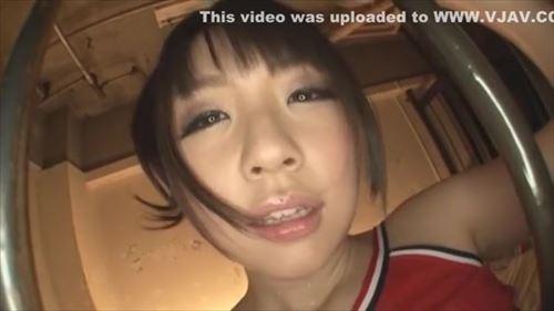 美少女の幼い顔立ちに、色っぽく乳房が露わになっており、超エッチ的に興奮する