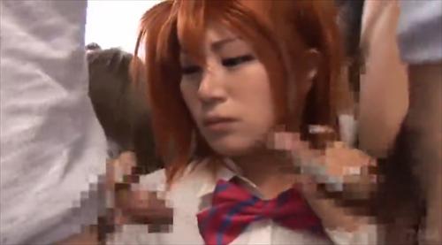 美しい胸を持つ幼い美少女たちが暴力を振るわれ、人気テレビスターたちに繰り返し性的暴行を受ける。