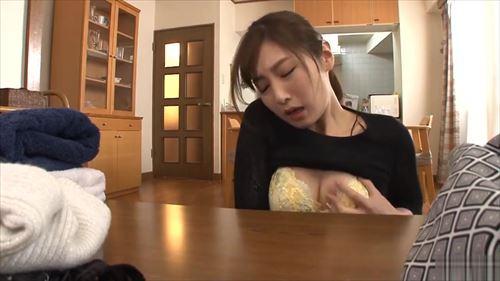 お義母さんへの欲求が抑えきれず、私を犯す義理息子。抵抗も虚しく、彼の激しい愛撫に身を委ね、快楽に溺れてしまう。