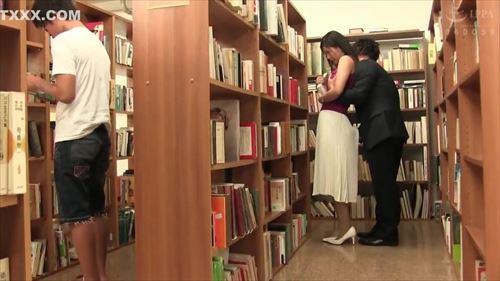 美しい女性が熟女事務所で誘惑され、その姿をカメラの前で晒される快感に酔いしれる
