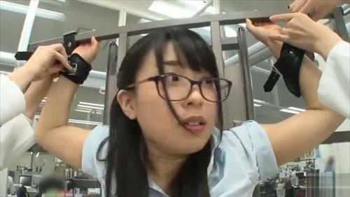 真面目そうな彼女は、玩具で何度も犯され、意識が薄れていく。