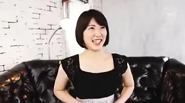 乳房大きいセンシブル女性が、激しい動きで悶える、カイカンに溺れる光景。