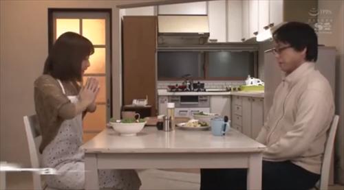 奥様スレンダーボディーのセクシーな嫁が興奮した義父に夜這いされてこっそり犯されちゃう、義父に犯される。
