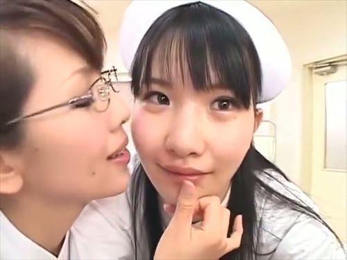 後輩看護師をいやらしいに刺激し、その反応を楽しんだ