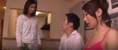 大人の女性、彼女のお母さんがフェラチオと楽しみながら、娘のパートナーを満たす。秘密。