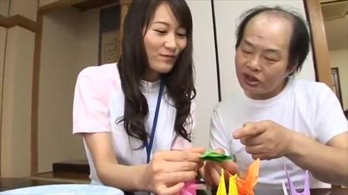 介護士が自宅で入浴介助に献身的に取り組む