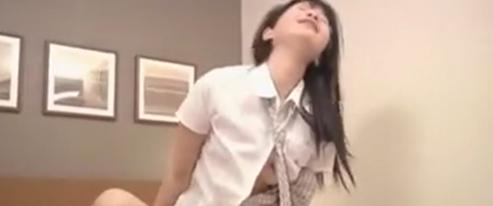 女子高生マコが未成年者愛好症者によって傷つけられる。
