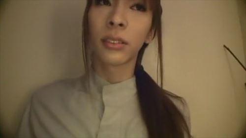 美形な男の看板娘をナンパして、エロ動画撮影。さらに、店内でスリムが巨根をフェラチオで貪る様子を公開。