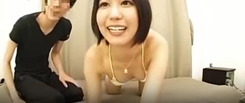魅惑的シュッにした方針美乳ロリータ華麗な女、初心男性宅生差し込みHをする。