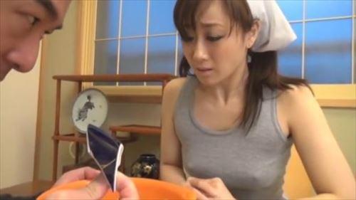 欲情した男が家事中の娘に近付き、手や指で性感刺激を与える