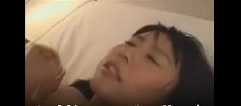 言いなりとなり振動器あてがわれペット扱い、ペット扱いご主人様のすごく大きい若者たちがネックレスをはめられる。