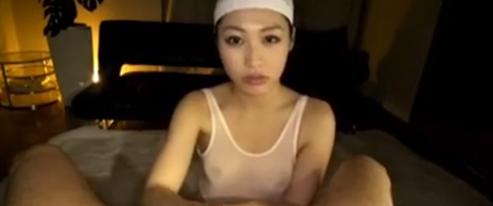 春原競泳衣をまとった美しい若い女性が完全に勃起した状態で咥え、精液を押し出す。