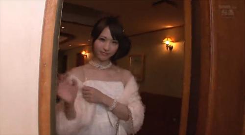 美しい女性が濃厚なリズムで顔を赤らめて快感に溺れる。
