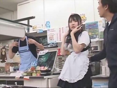 秘密の場所へ、すぐに銭湯に移動した。彼女は清掃員のアルバイトをすることになった。水着を受け取り、