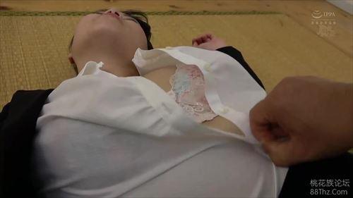 熟した女性が眠るベッドに