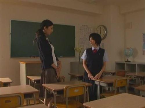 年齢差のある大人の女性による激しいキスと愛撫で、少女は快楽の頂点に達し、叫んだ.