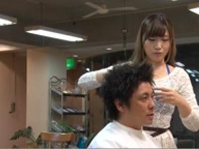 【美容師】店内でエッチなことしちゃう！時折垣間見える初心な表情で萌えさせる