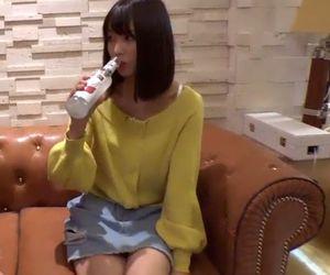 【スレンダー】スレンダーなボディでち〇ぽにまたがって騎乗位してくれる！こんなに美しいルックスで異性を悩殺する