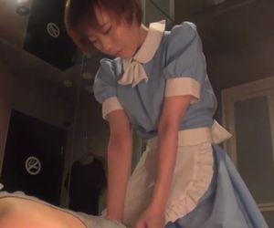 【美少女】かわいいメイドを気持ちよくさせて本番SEXしちゃいます！準備の整ったま〇こにジュボっと挿入