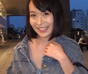 【立ちバック】小遣い欲しさにアダルトビデオに出演して男優とやっちゃう！バックからの挿入でエロスな本性を目覚めさせる