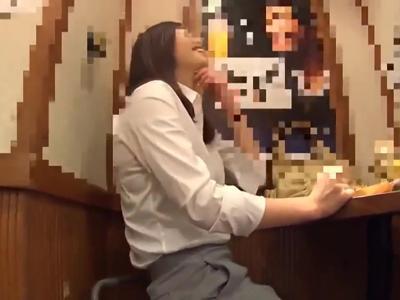 【淫乱】連れて帰ってエッチなことしちゃう！感じてきたグショマンを激しくピストン