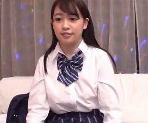 【制服】まだまだ男に慣れていない若い女学生のウブな反応がこちら！超絶綺麗な見た目で見るものを悩殺する