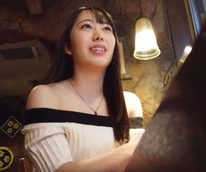 【素人ナンパ】積極的に腰を振って気持ちよくなっちゃいます！ち〇ぽをスッポリと飲み込んで離さないエロマ〇コ