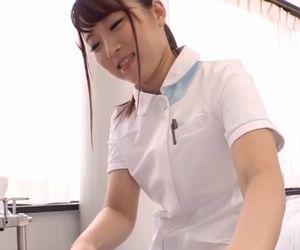 【痴女】患者の大きくなったち〇ぽから目が離せなくなりムンムン！この綺麗な見た目で見るものを悩殺する