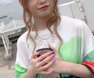 【電マ】自撮りのエロ投稿をする変態な女の子！バックからの挿入で女の本能を引き出させる