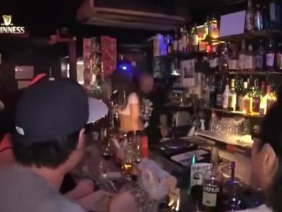 【エロ動画】Tバックス姿の激エロ娘がほかの客に見られて興奮しちゃう！超絶美しい外見で異性を魅惑する