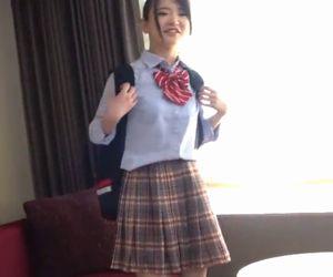 【エロ動画】寝バックで激しくピストンすると気持ちよさそうな表情を見せる！カワイ子ちゃんのよがる表情が男にとっては最高のご褒美