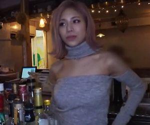 【ナンパ】ギャルな美女が背面騎乗位で動いてくれて気持ちよさそう！体をほぐされて感情がオープンな気分になってしまう