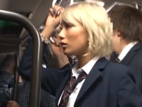 「閉鎖的な電車内で金髪JKが屈辱的な快楽に溺れる！誰にも頼ることなく立ちバックされる全ての瞬間！」