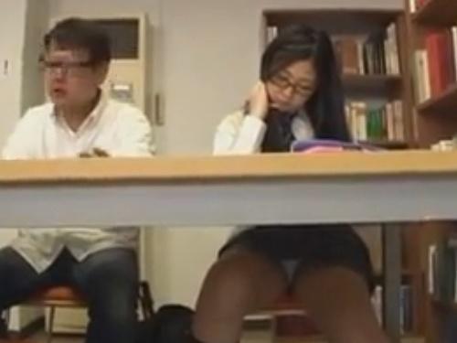 隣の男子のもっこりに興奮！女子校生がアソコを濡らし手を出し挿入をねだる衝撃の瞬間！