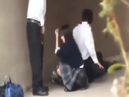 【衝撃】驚愕の映像！サル学生がJKに興奮し・・・大胆な性行為をするカップルを目撃！