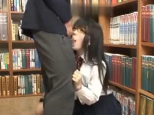 「図書館で働く真面目な女子が無防備なパンチラで男性を魅了！」禁断の誘惑に男性は耐えられるか？