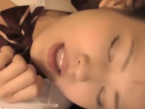 妻が眠るベッドの下で娘の友達との秘密の情事！