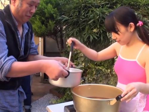 「炊き上がりが終わってがっかりする中年男性に美少女がチンポサプライズ！」