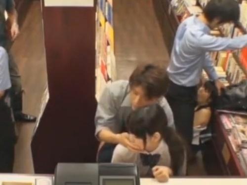 「書店で本を選ぶ女子校生2人が興奮の薬チンポで驚愕の結合！」