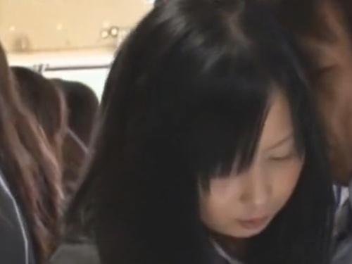 「制服の奥に秘められた謎！女子学生が魅了されるフル勃起ペニスの理由とは？」