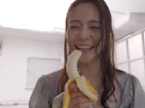美女の両腕を掴んで強制固定！彼女の中に深く突き刺さる快感とは？