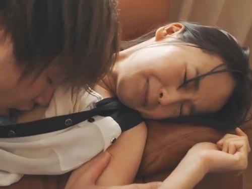 「無駄な抵抗を振り払い・・・生々しいピストンで婦人が種付けされる！」