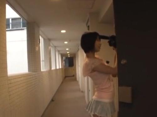 「ショートヘア美女・湊莉久が一般男性の自宅に突撃訪問！中出し騎乗位で激しい射精！」