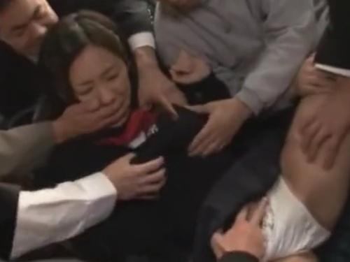 「バス内でJKが群がる痴漢に襲われ・・・イラマチオされながら大量のお漏らし！」