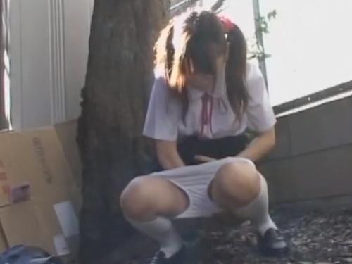 「驚愕！女子校生が我慢の限界で野ション中におじさんに襲われる悲劇！」
