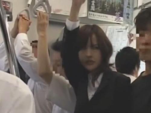 「痴漢に遭ったOLのお姉さん・・・パンストを破られ下着を切り裂かれる・・・」