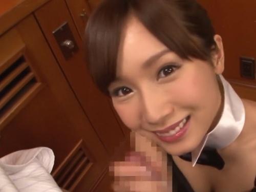 「ギャンブル場の女性従業員が客の男根を手技で快楽をもたらす！」